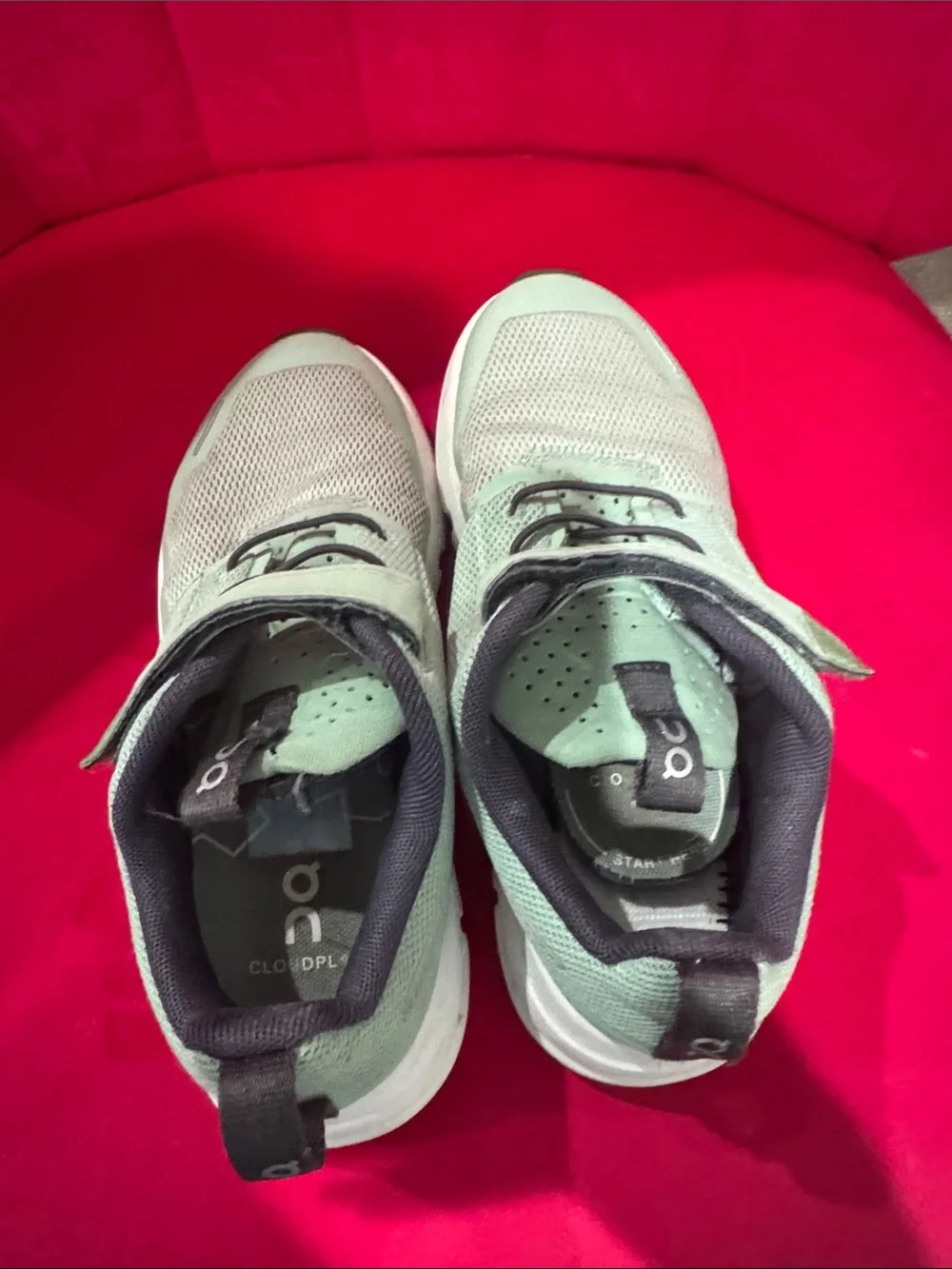 On oncloud Running Kids Mint Green Velcro Athletic Sneakers like new